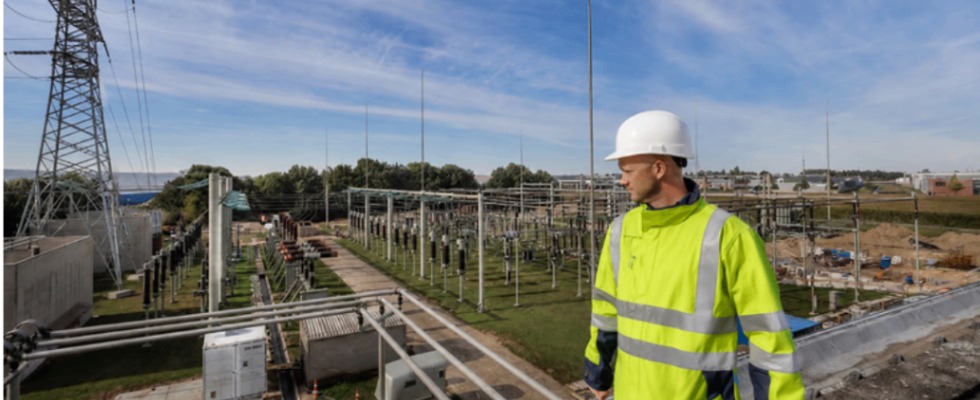 Monteur bij hoogspannings- en energieproject